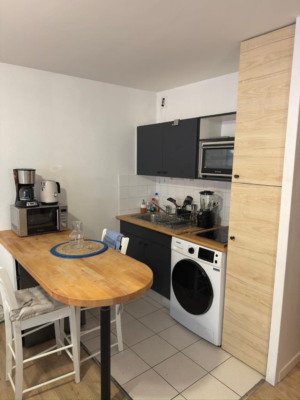 Kitchen or kitchenette, Dining area, minibar, dryer