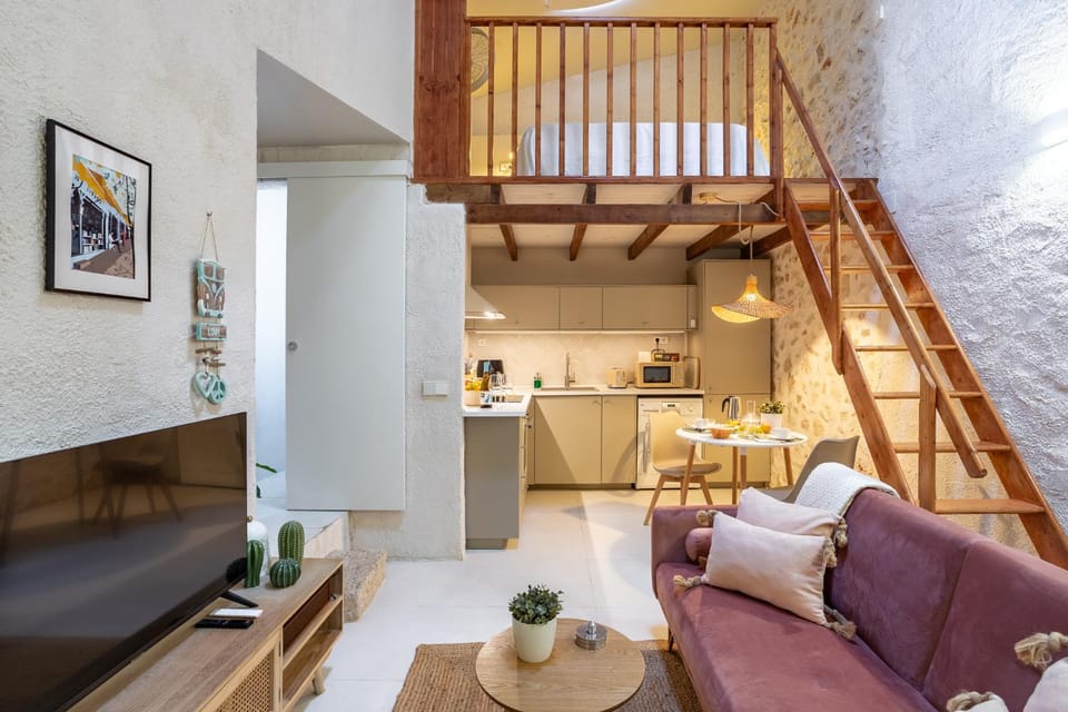Kitchen or kitchenette, Seating area, Dining area