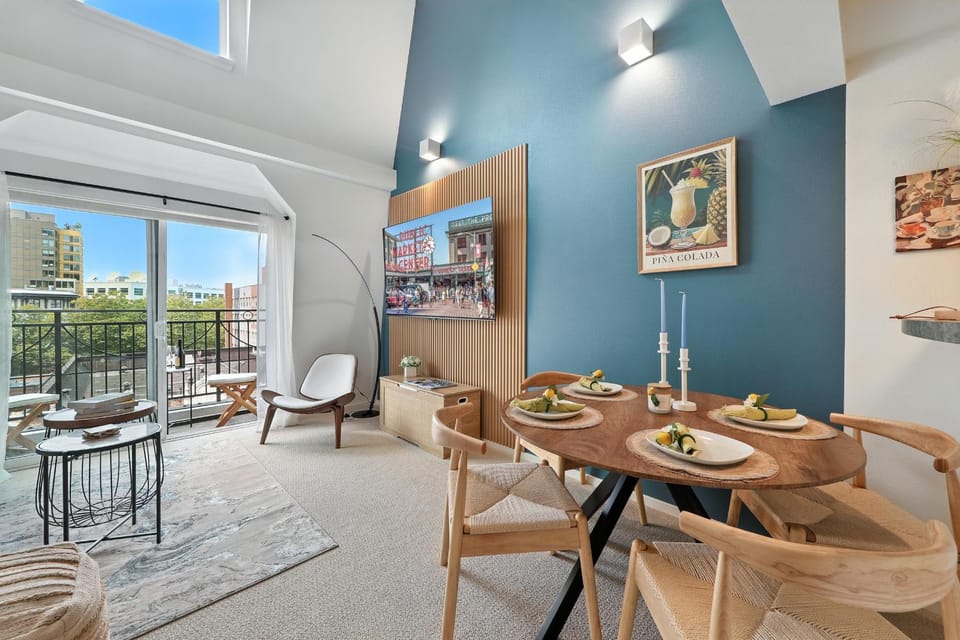 Communal lounge/ TV room, TV and multimedia, View (from property/room), Living room, Dining area, City view, Landmark view, Street view, Quiet street view