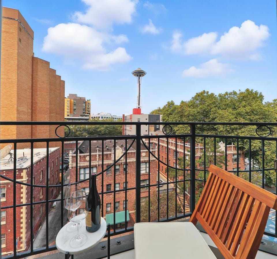 Patio, Nearby landmark, Day, Natural landscape, View (from property/room), Balcony/Terrace, City view, Landmark view, furniture