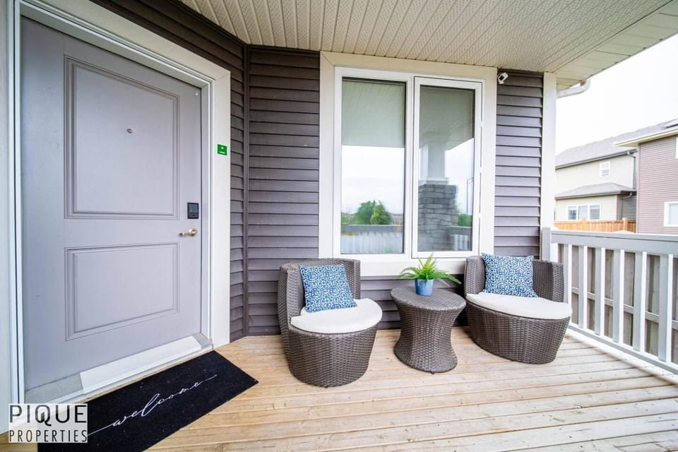 Outdoor Oasis-Hottub-BBQ-Firetable-AC-KingBd-85in TV Apartment in Edmonton