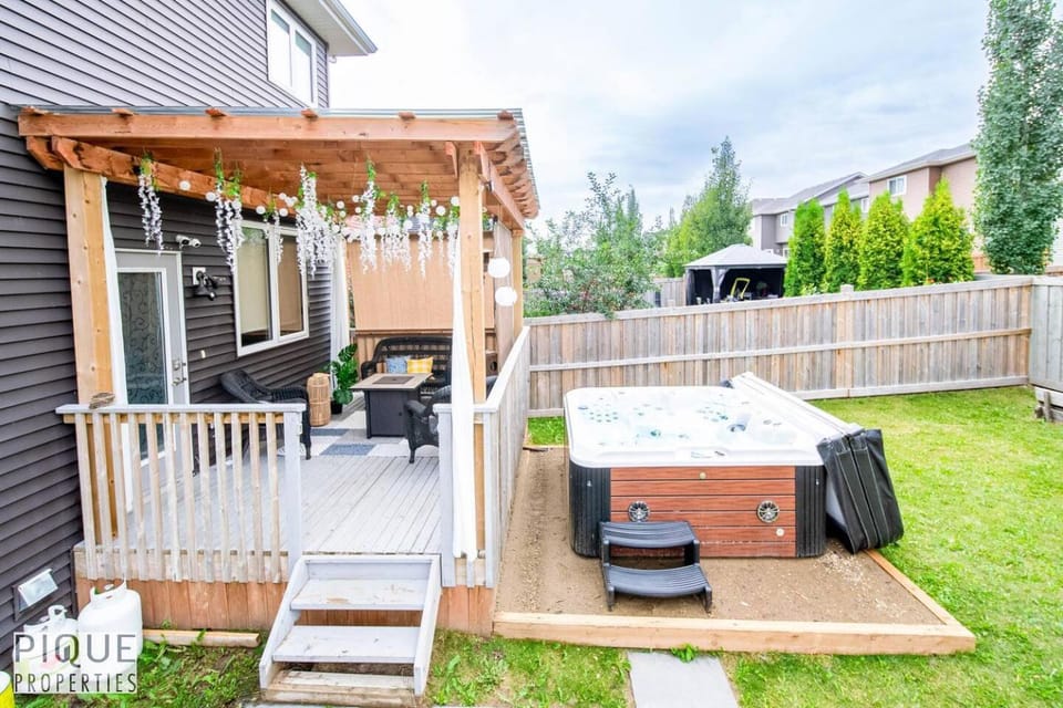Outdoor Oasis-Hottub-BBQ-Firetable-AC-KingBd-85in TV Apartment in Edmonton