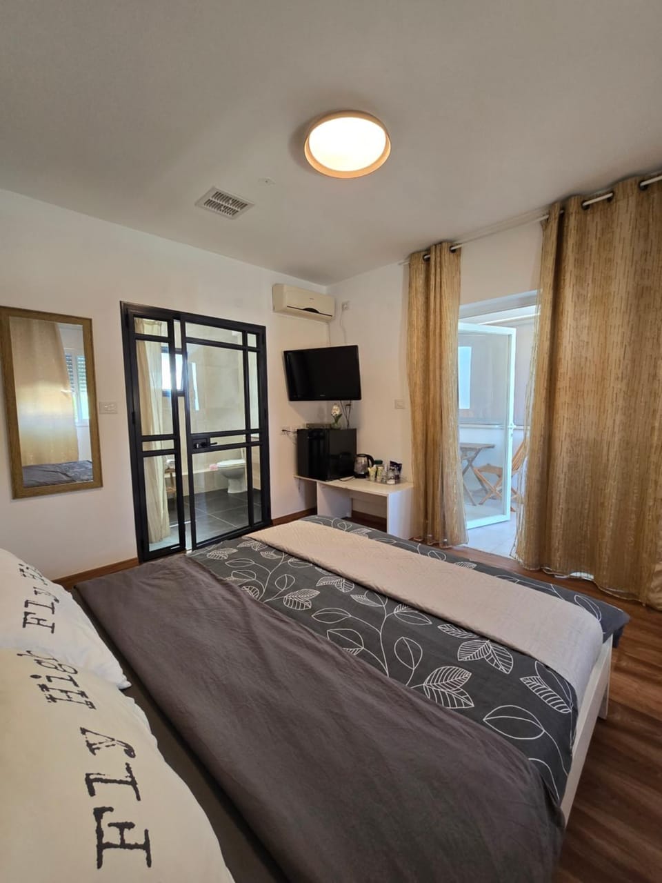 Queen Indulgent suites for couples Apartment in Haifa District