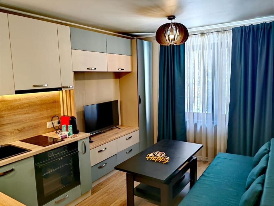 TV and multimedia, Kitchen or kitchenette, Living room, Dining area, oven, stove