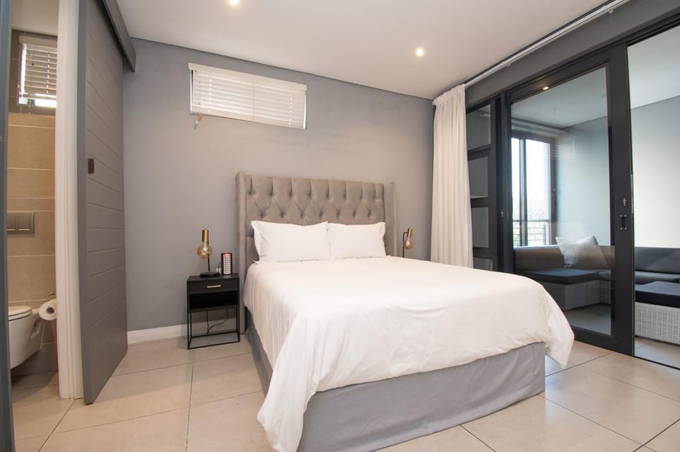 Bed, Photo of the whole room, Seating area, Bedroom, air conditioner