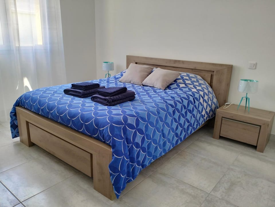 Bed, Night, Photo of the whole room, Bedroom, storage, towels