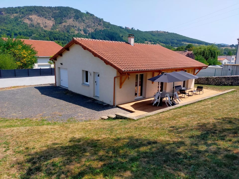 Property building, Patio, Garden, Balcony/Terrace, Garden view, Parking