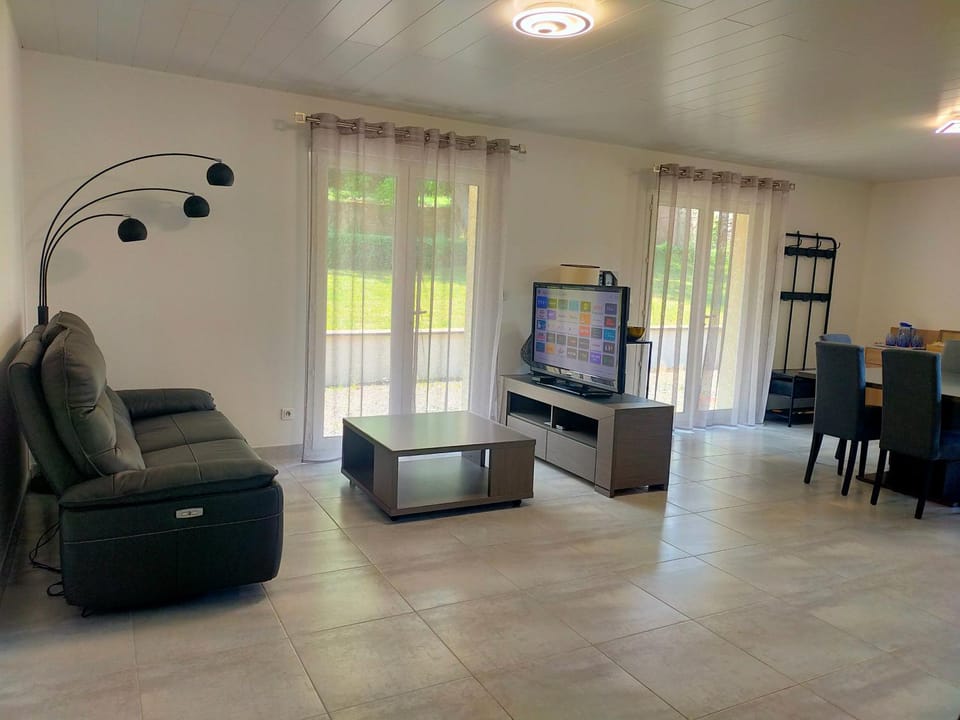 TV and multimedia, Living room, Garden view, kitchen