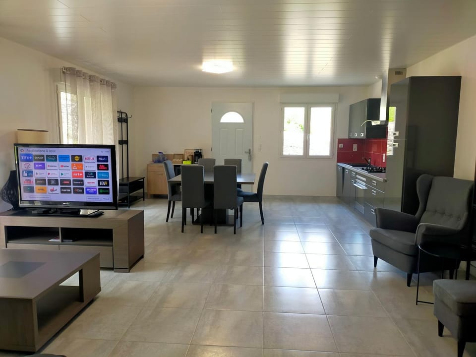 TV and multimedia, Kitchen or kitchenette, Living room, kitchen