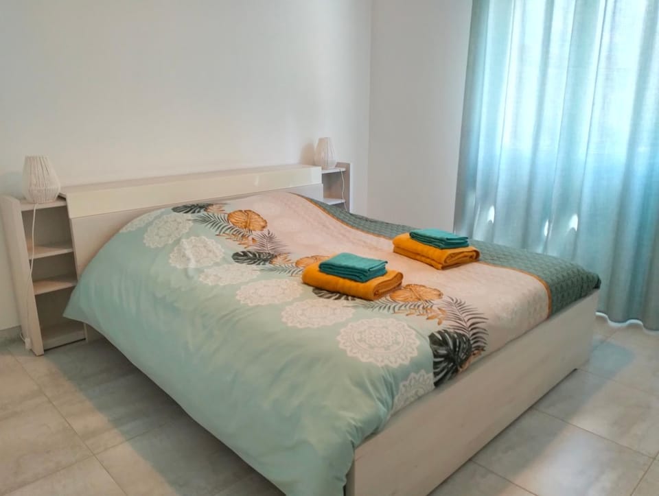 Bed, Photo of the whole room, Bedroom, storage