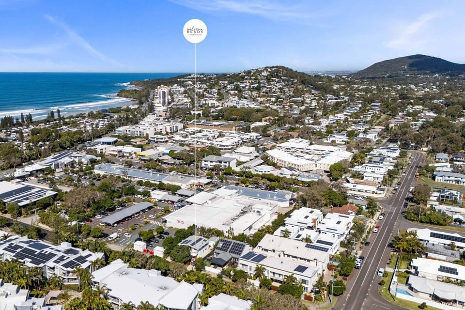 Nearby landmark, Neighbourhood, Natural landscape, Bird's eye view, Beach, City view, Mountain view, Sea view, Street view, Location