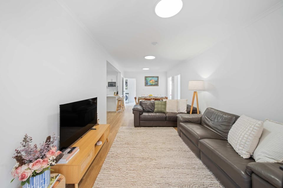 Communal lounge/ TV room, TV and multimedia, Living room, Seating area, Evening entertainment