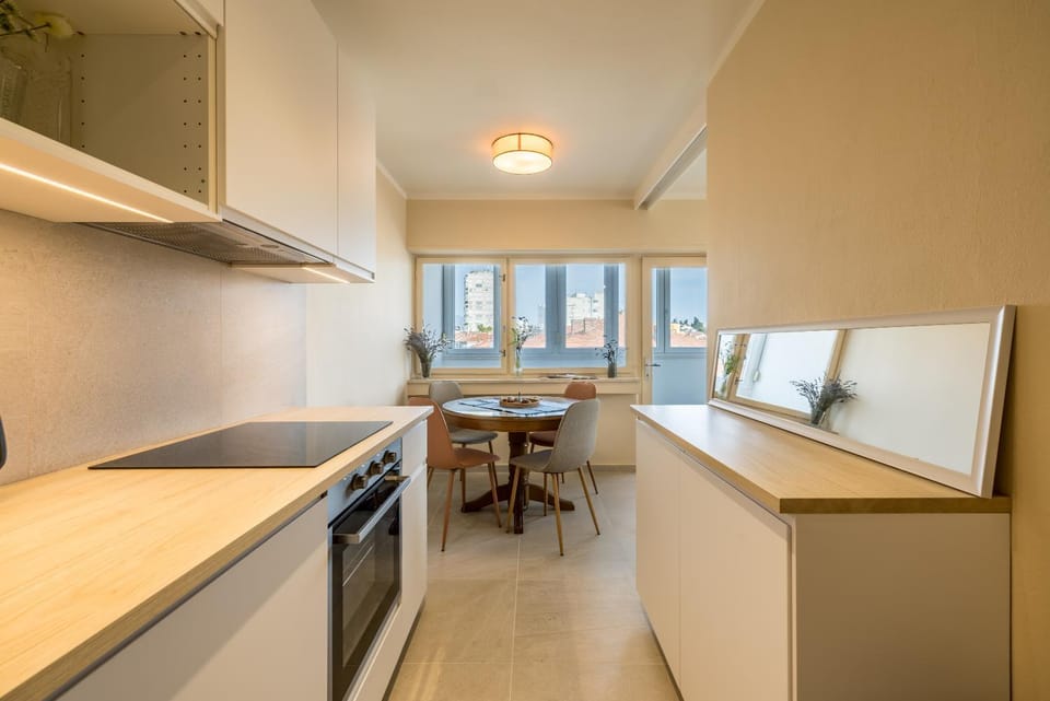 Kitchen or kitchenette, Dining area, oven, stove