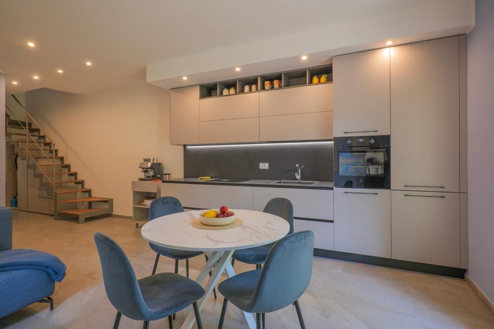Coffee/tea facilities, Dining area, dishwasher, microwave, toaster, kitchen