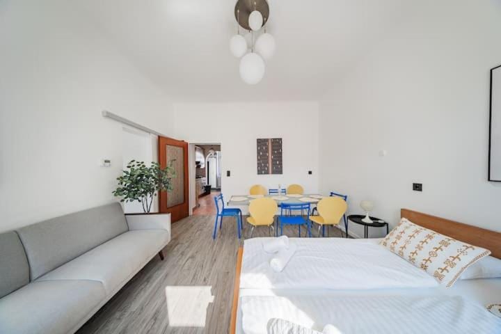 Bed, Seating area, Bedroom