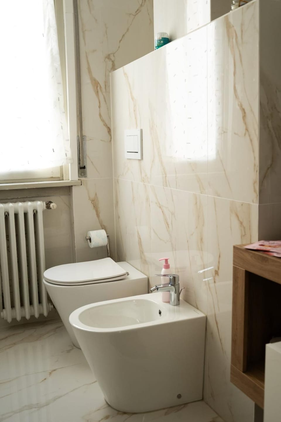 Toilet, Bathroom, bidet, hair dryier