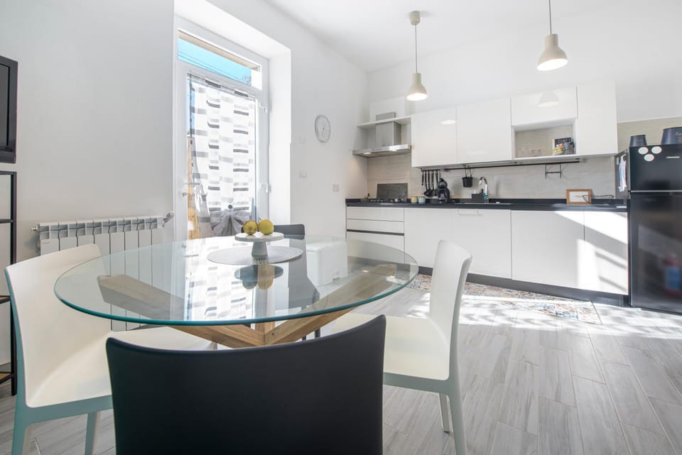Kitchen or kitchenette, Dining area, stove