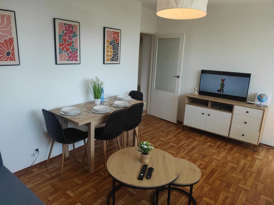 TV and multimedia, Living room, Seating area, Dining area