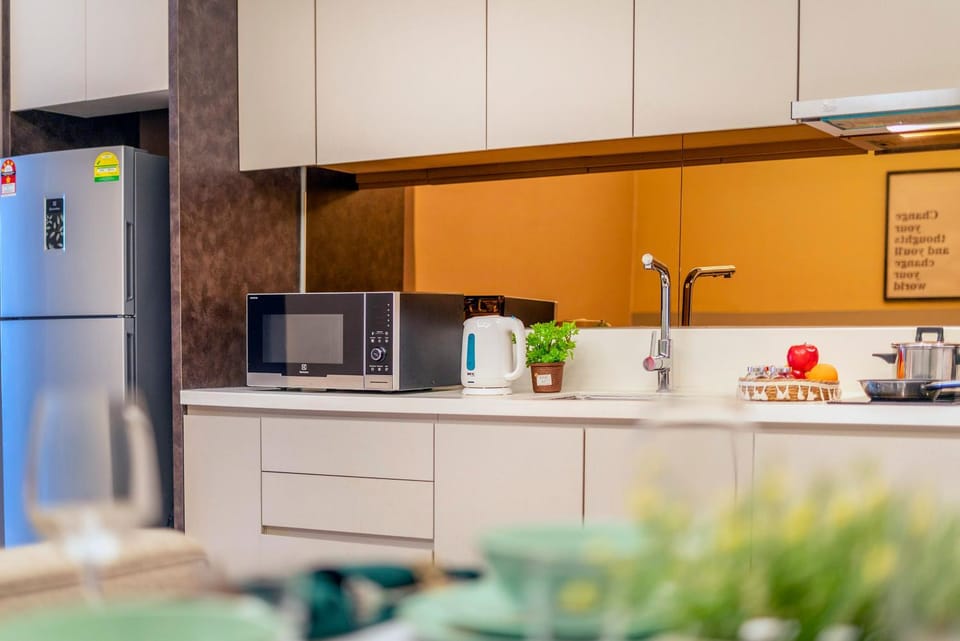 Kitchen or kitchenette, microwave, stove
