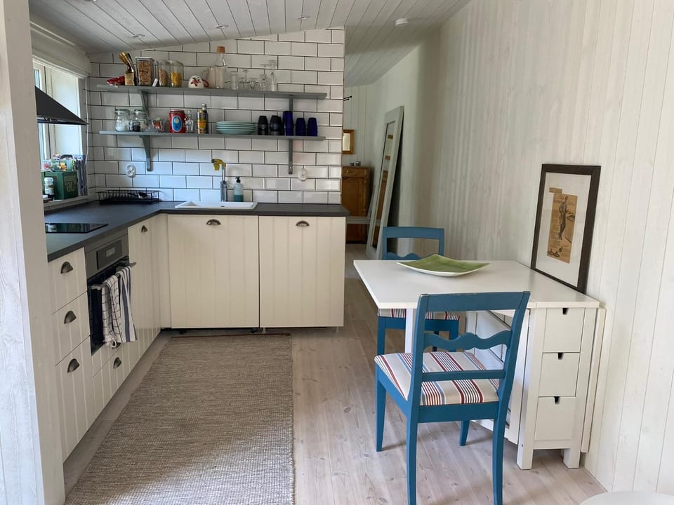 Dining area, oven, stove