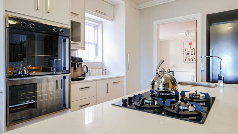 Coffee/tea facilities, Kitchen or kitchenette, oven, stove, toaster, kitchen