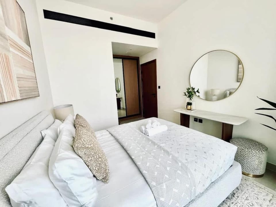 Chic 1BR with free Pool & Gym - Near Mall of Emirates Apartment in Dubai
