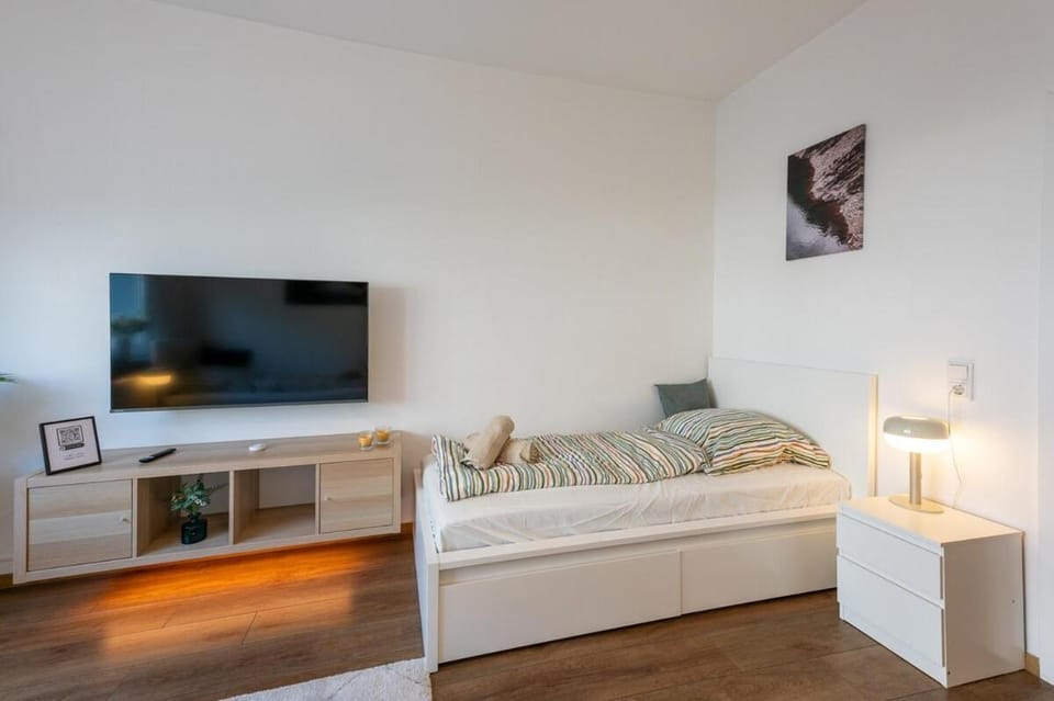 Communal lounge/ TV room, Bed, TV and multimedia, Living room, Evening entertainment, Bedroom