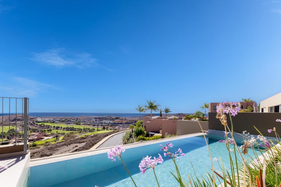 Pool view, Swimming pool, sunbed