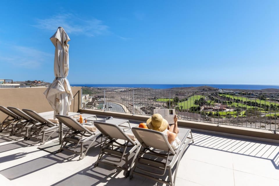 Day, Balcony/Terrace, Seating area, Dining area, Pool view, Swimming pool, sunbed