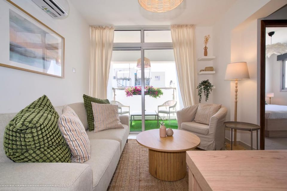 Bed, Living room, Photo of the whole room, Seating area, Dining area, Bedroom, air conditioner