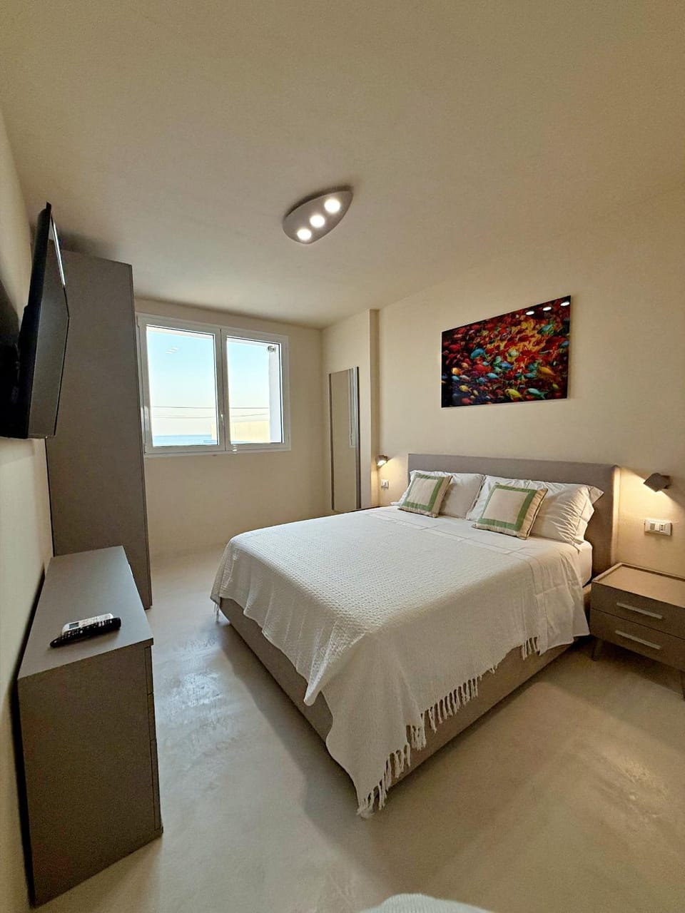Bed, TV and multimedia, Photo of the whole room, Bedroom
