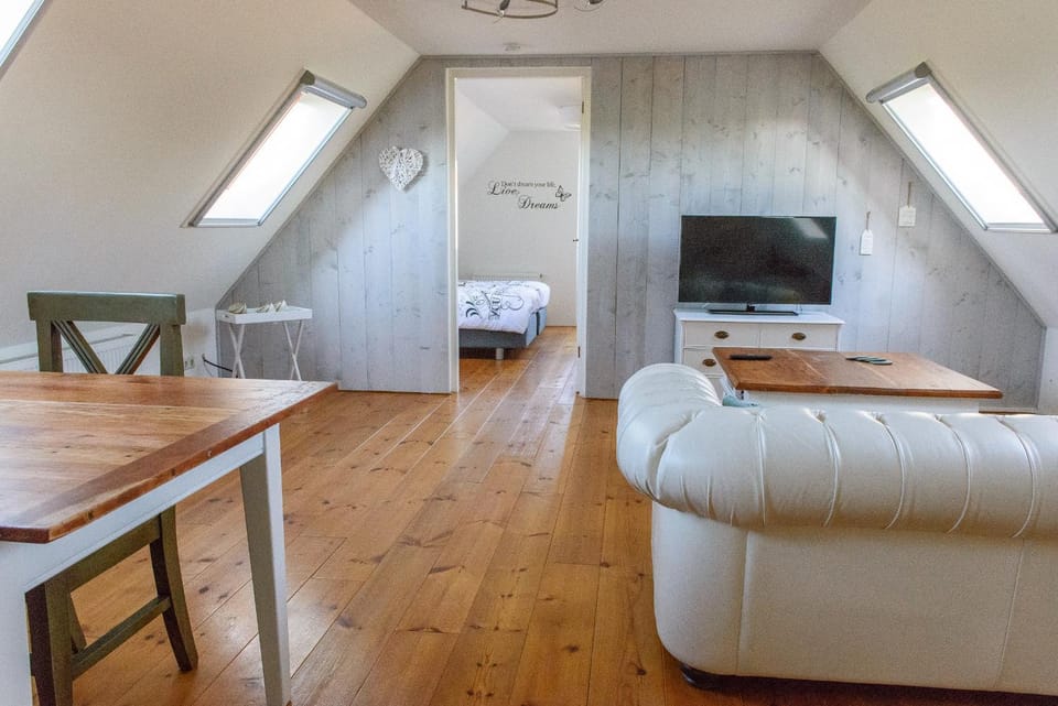 Communal lounge/ TV room, TV and multimedia, Living room, Seating area