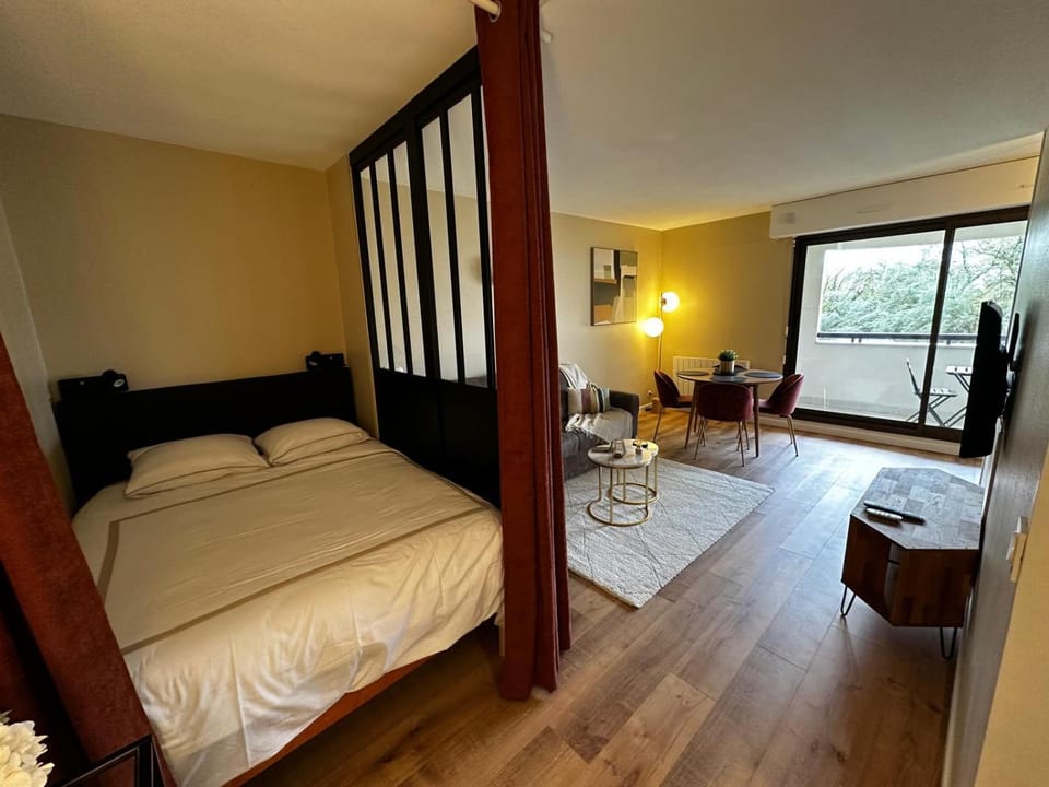 Bed, Living room, Photo of the whole room, Seating area, Bedroom