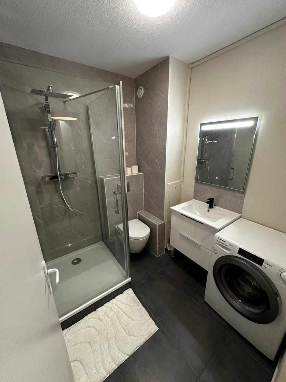 Shower, Toilet, Bathroom, towels, washing machine