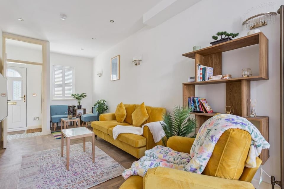 Charming Windsor Cottage, Castle Views, Garden & Walk Everywhere - By Tempstay House in Windsor