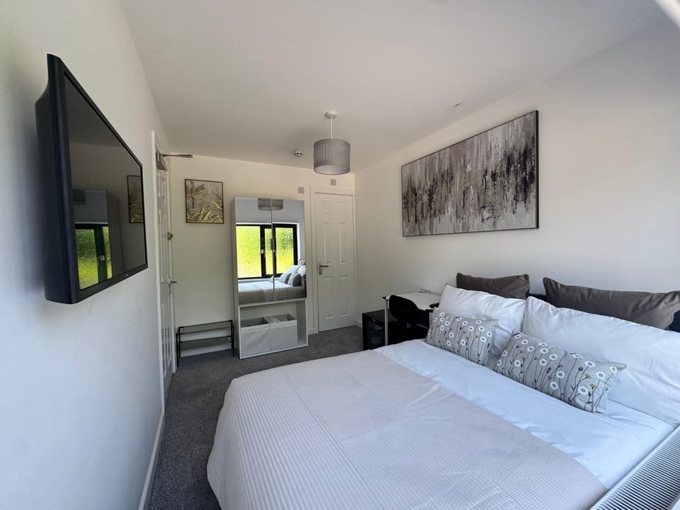Bed, TV and multimedia, Photo of the whole room, Bedroom, wardrobe