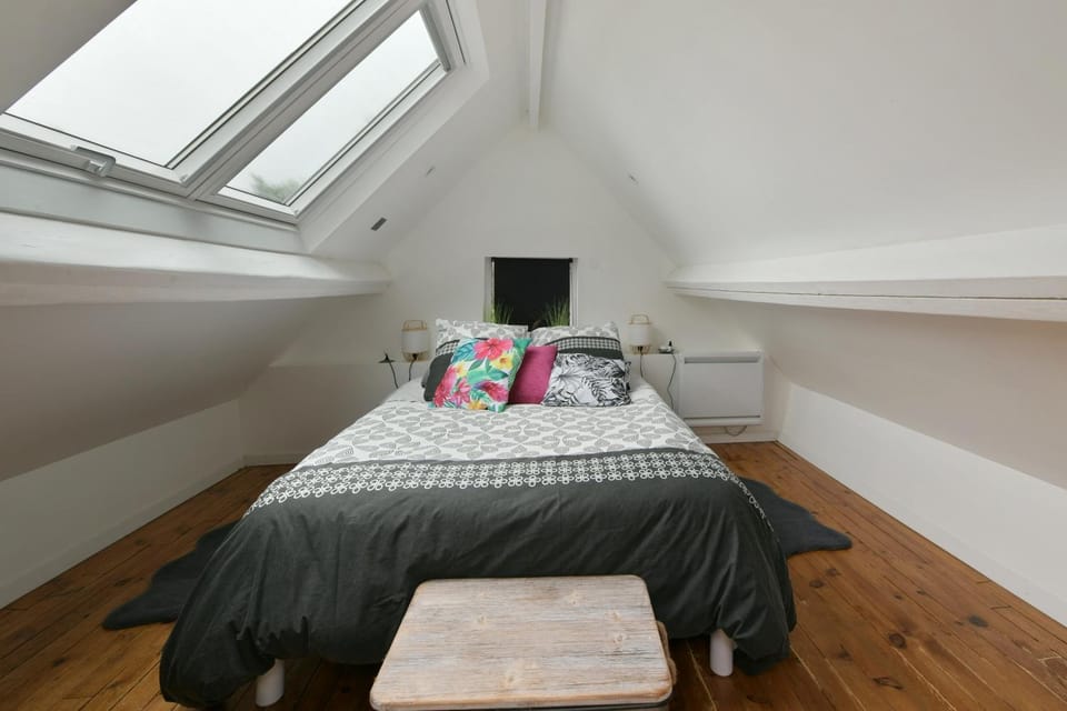 Photo of the whole room, Bedroom