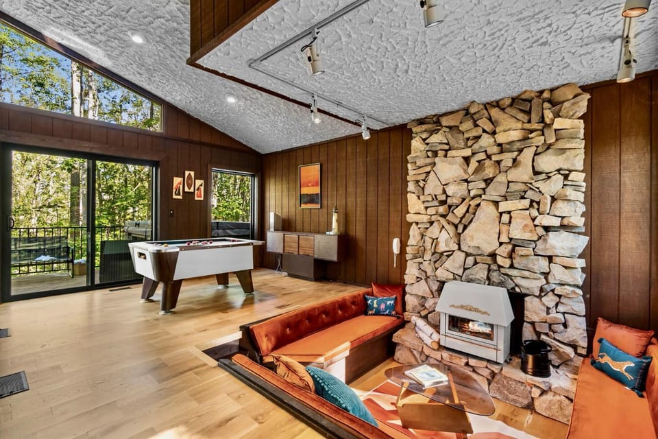 Time Capsule 70s Hot Tub, Sauna Arcade House in Michigan