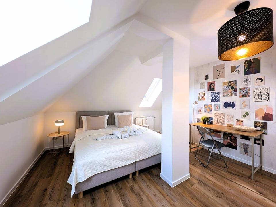 Bed, Living room, Photo of the whole room, Seating area, Bedroom