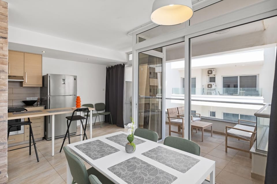 Kitchen or kitchenette, Living room, Seating area, Dining area, oven, stove