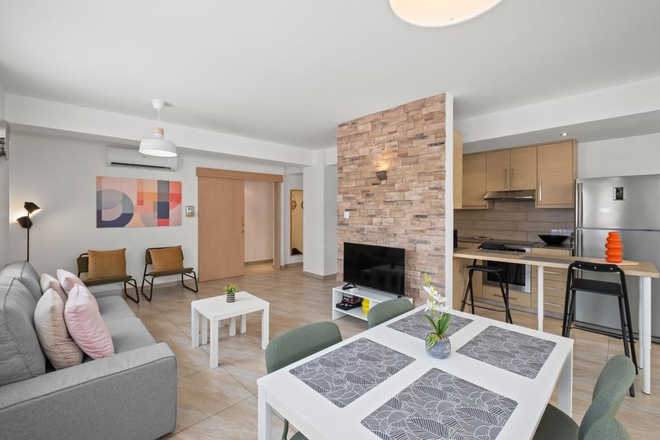 Kitchen or kitchenette, Living room, Seating area, Dining area, stove