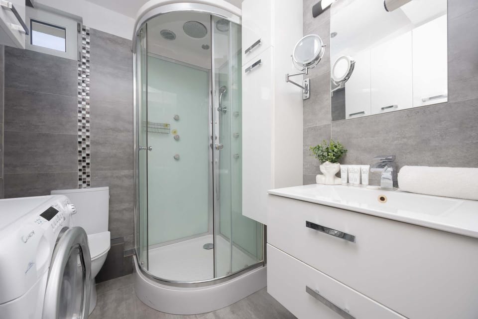 Shower, Toilet, Bathroom, towels
