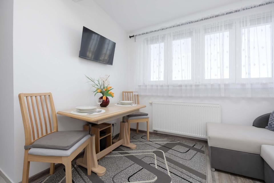 TV and multimedia, Living room, Seating area, Dining area