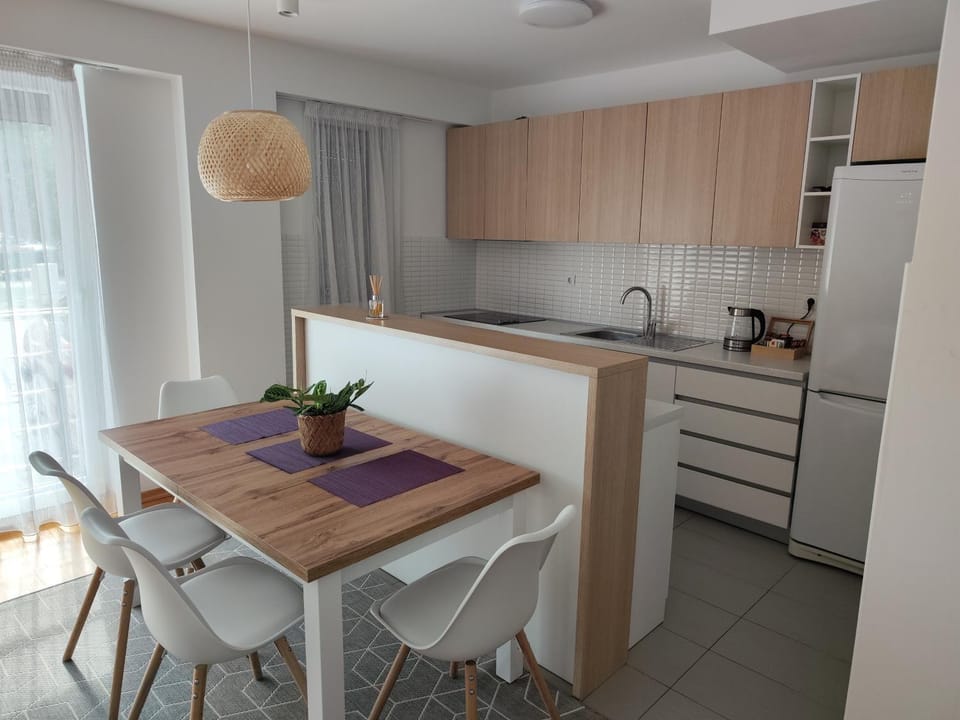 Kitchen or kitchenette, Dining area