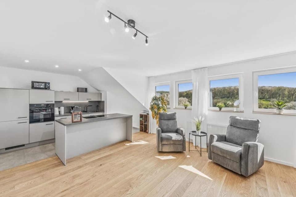 Coffee/tea facilities, Kitchen or kitchenette, Living room, Seating area, Dining area, oven, pet friendly, stove, toaster