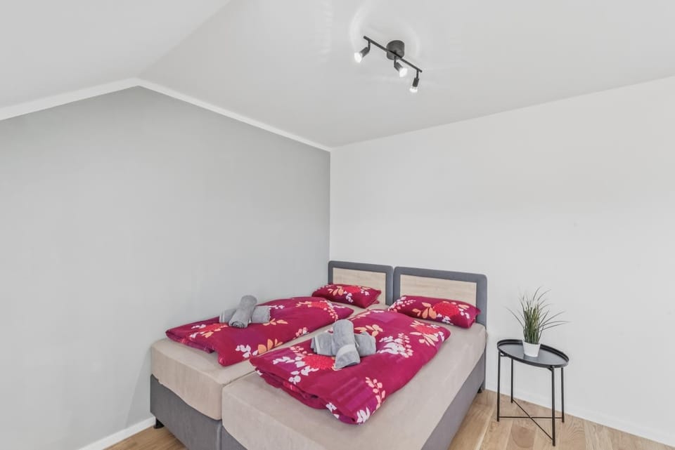 Bed, Photo of the whole room, Bedroom, towels