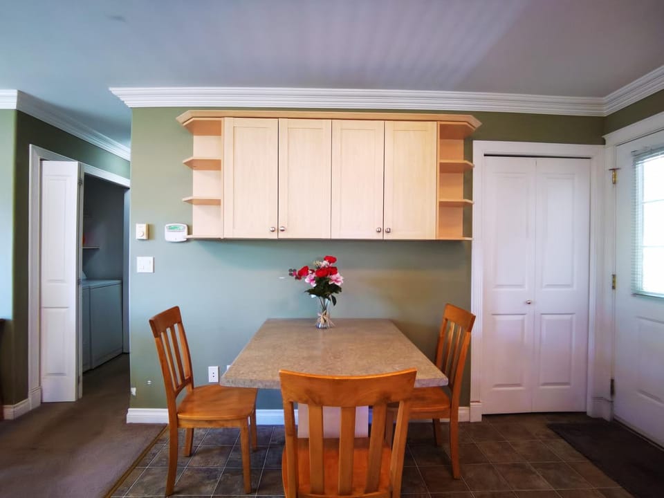 Eagle's Guest Suits House in Vancouver Island