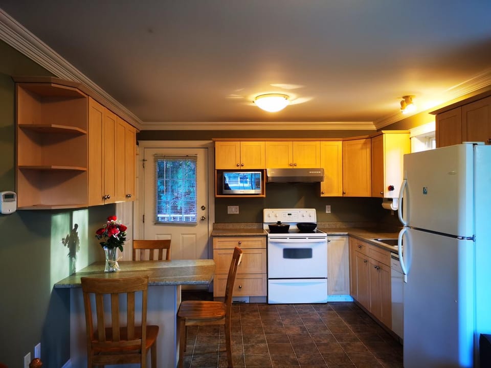 Eagle's Guest Suits House in Vancouver Island