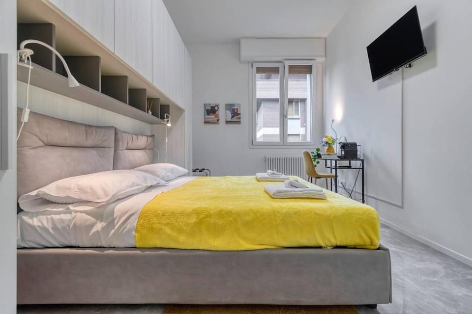 Bed, TV and multimedia, Photo of the whole room, Bedroom, towels