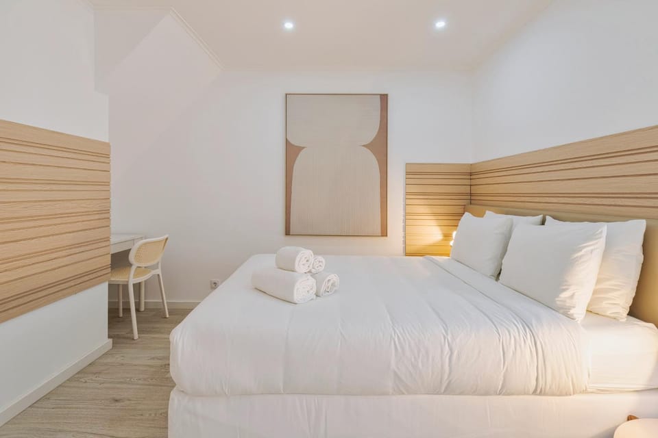 Bed, Photo of the whole room, Decorative detail, Bedroom, towels